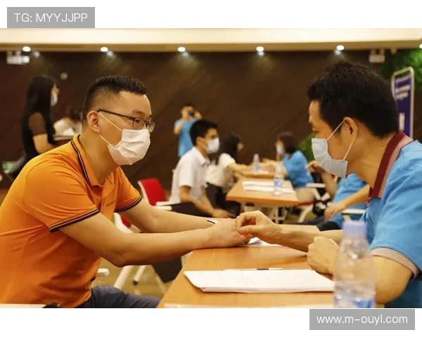 德甲传奇球星巡回访华,青训营小球员面对面接受指导