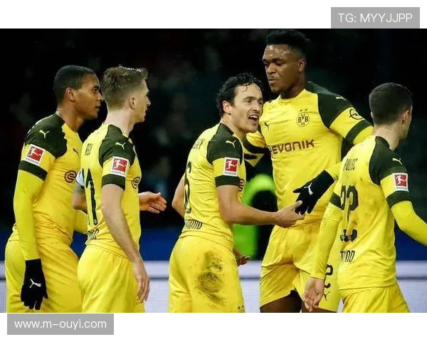 威斯特法伦球场气氛沸腾，多特蒙德与国米生死战激战正酣