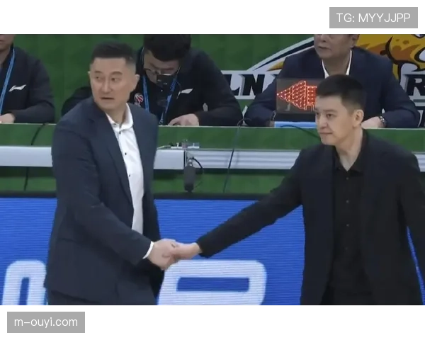 特写：杜锋与杨鸣在技术台前激烈交流，裁判介入